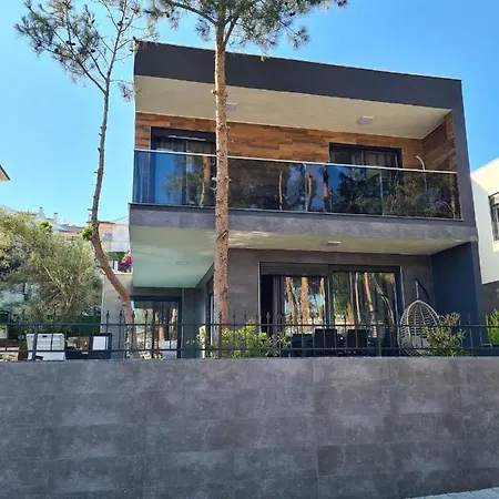 Oezel Havuz Ve Deniz Manzarali Yeni *