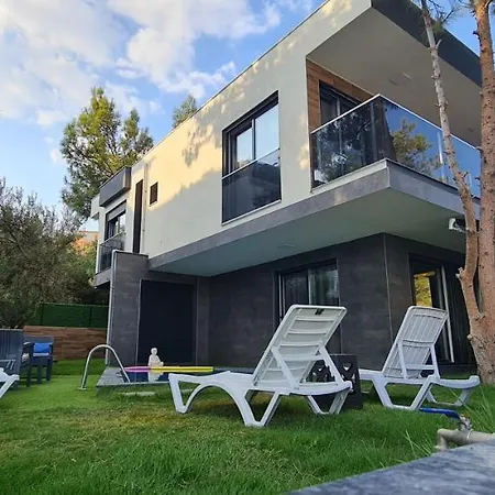 Oezel Havuz Ve Deniz Manzarali Yeni