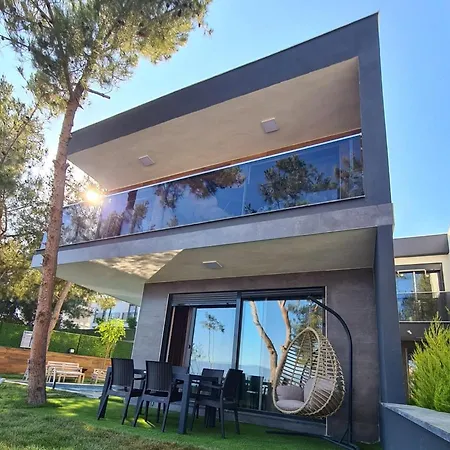 Oezel Havuz Ve Deniz Manzarali Yeni Villa *
