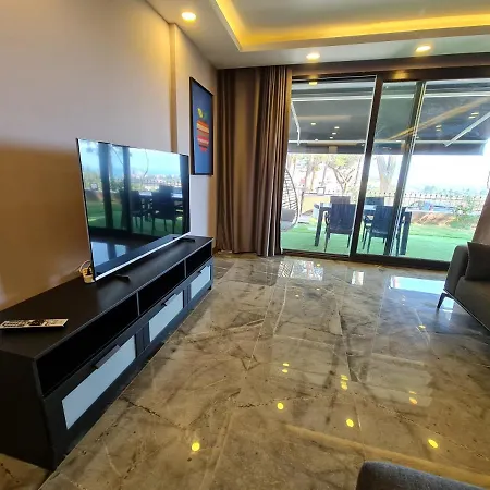Oezel Havuz Ve Deniz Manzarali Yeni Villa Kuşadası