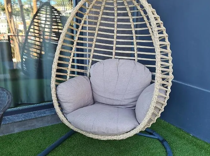 Oezel Havuz Ve Deniz Manzarali Yeni Kusadası