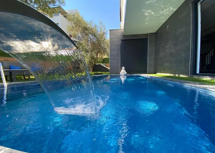 Oezel Havuz Ve Deniz Manzarali Yeni * Kusadası