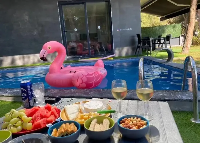 Oezel Havuz Ve Deniz Manzarali Yeni Kusadası