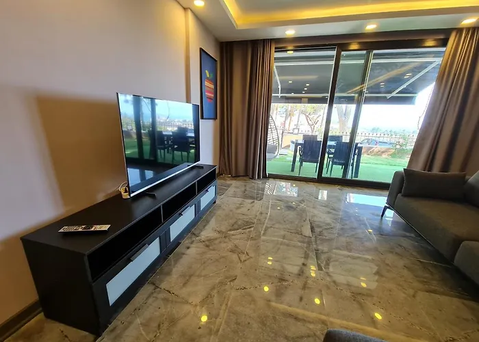 Oezel Havuz Ve Deniz Manzarali Yeni Vila Kusadası