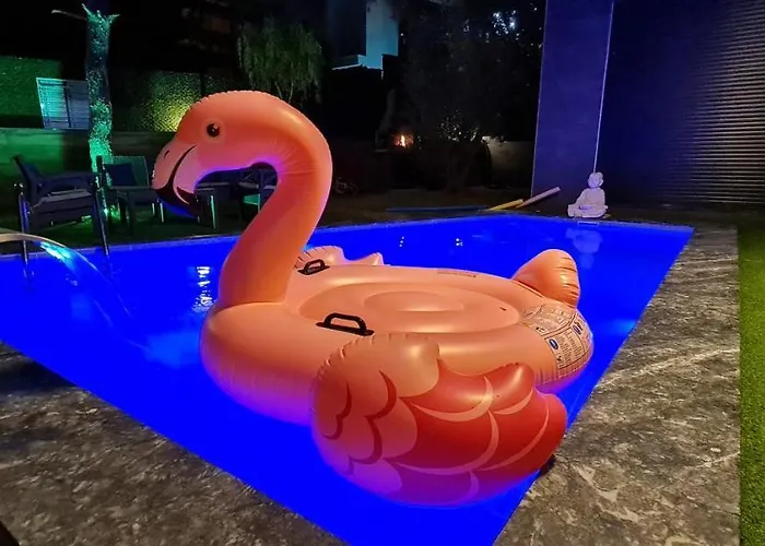 Oezel Havuz Ve Deniz Manzarali Yeni 쿠사다시