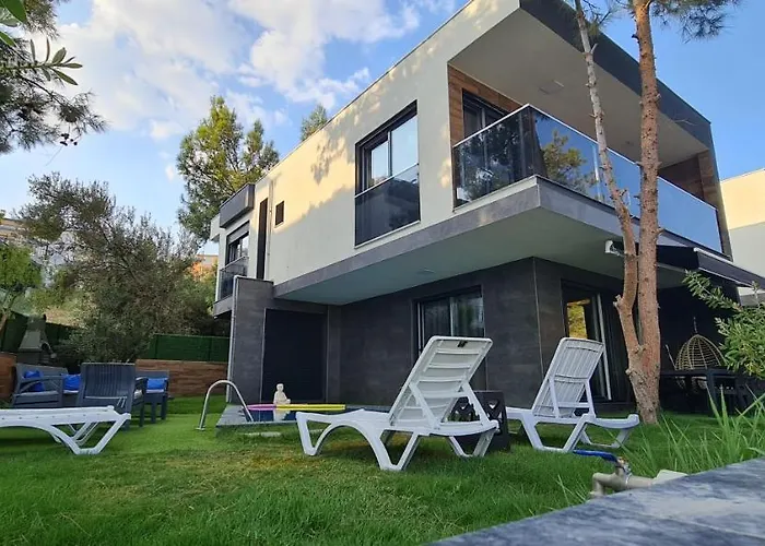 Oezel Havuz Ve Deniz Manzarali Yeni