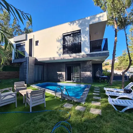 Oezel Havuz Ve Deniz Manzarali Yeni Villa