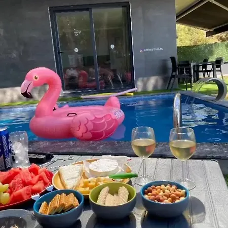 Oezel Havuz Ve Deniz Manzarali Yeni Kusadası