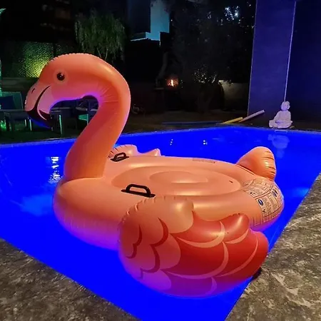 Oezel Havuz Ve Deniz Manzarali Yeni Kusadası