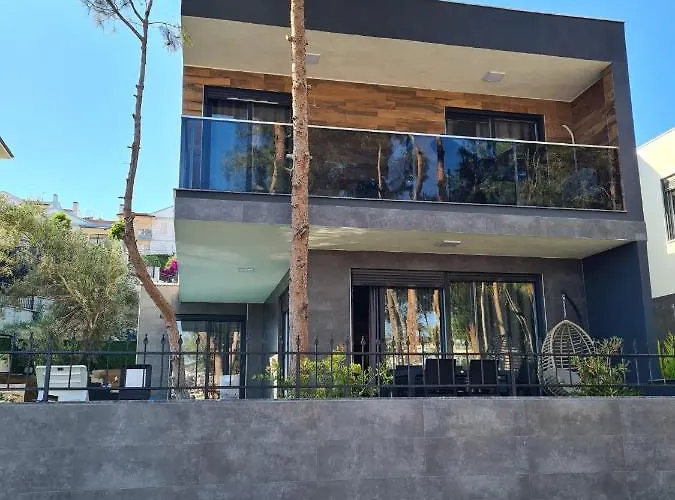 Oezel Havuz Ve Deniz Manzarali Yeni *