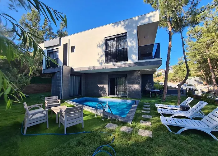 Oezel Havuz Ve Deniz Manzarali Yeni Villa