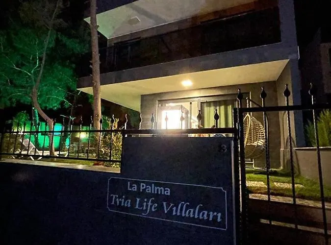 Oezel Havuz Ve Deniz Manzarali Yeni